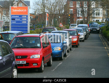 Caos presso la stazione di benzina come coda di veicoli durante la minaccia di sciopero petroliera SAINSBURY STAZIONE DI BENZINA SCARB 30 marzo 2012 FALS Foto Stock