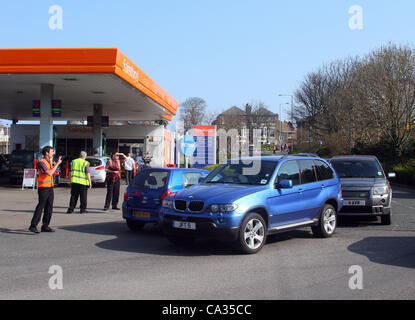 Caos presso la stazione di benzina come coda di veicoli durante la minaccia di sciopero petroliera SAINSBURY STAZIONE DI BENZINA SCARB 30 marzo 2012 FALS Foto Stock