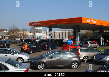 Caos presso la stazione di benzina come coda di veicoli durante la minaccia di sciopero petroliera SAINSBURY STAZIONE DI BENZINA SCARB 30 marzo 2012 FALS Foto Stock