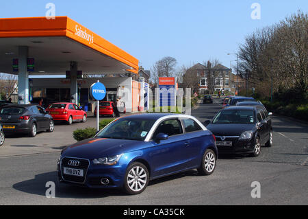 Caos presso la stazione di benzina come coda di veicoli durante la minaccia di sciopero petroliera SAINSBURY STAZIONE DI BENZINA SCARB 30 marzo 2012 FALS Foto Stock