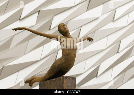 Statua in bronzo al di fuori del Belfast Titanic edificio di firma Foto Stock