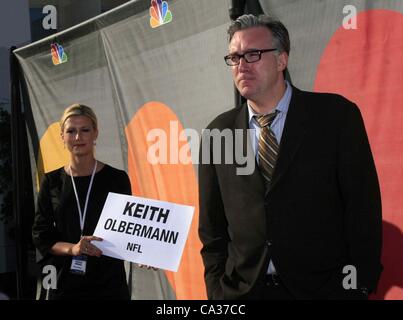 FILE FOTO - Keith Olbermann è stato sparato da Current TV, la rete ha annunciato venerdì. Egli sarà sostituito dall'ex governatore di New York e di CNN host Eliot Spitzer. Nella foto: 17 luglio 2007 - Beverly Hills, in California, Stati Uniti - KEITH OLBERMAN ad un partito di NBC al Beverly Hills Hilton Hotel. (Credito mi Foto Stock