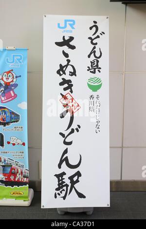 Marzo 29th, 2012. Sanuki Udon a livello locale un piatto a base di noodle, è promosso a Takamatsu stazione in Prefettura di Kagawa, Giappone il 29 marzo 2012. Sanuki Udon è conosciuta in tutto il Giappone e molti giapponesi vai su tour enogastronomici per degustare il piatto sull'isola di Shikoku. Foto Stock