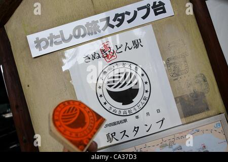 Marzo 29th, 2012. Sanuki Udon a livello locale un piatto a base di noodle, è promosso a Takamatsu stazione in Prefettura di Kagawa, Giappone il 29 marzo 2012. Sanuki Udon è conosciuta in tutto il Giappone e molti giapponesi vai su tour enogastronomici per degustare il piatto sull'isola di Shikoku. Foto Stock