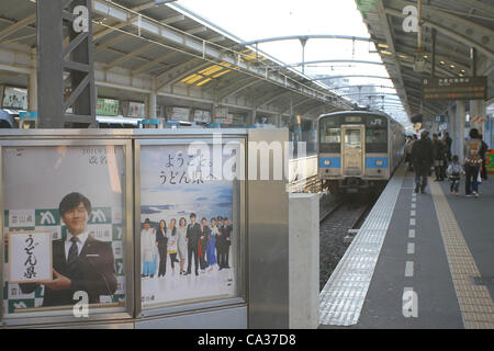 Marzo 29th, 2012. Sanuki Udon a livello locale un piatto a base di noodle, è promosso a Takamatsu stazione in Prefettura di Kagawa, Giappone il 29 marzo 2012. Sanuki Udon è conosciuta in tutto il Giappone e molti giapponesi vai su tour enogastronomici per degustare il piatto sull'isola di Shikoku. Foto Stock