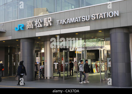 Marzo 29th, 2012. Sanuki Udon a livello locale un piatto a base di noodle, è promosso a Takamatsu stazione in Prefettura di Kagawa, Giappone il 29 marzo 2012. Sanuki Udon è conosciuta in tutto il Giappone e molti giapponesi vai su tour enogastronomici per degustare il piatto sull'isola di Shikoku. Foto Stock