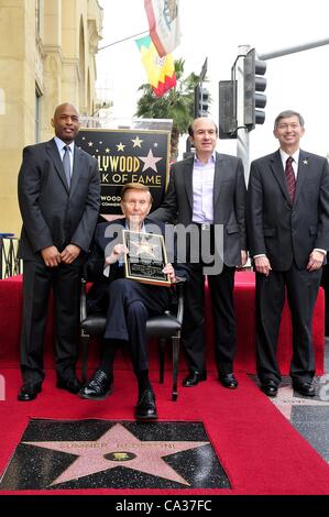 Marty Shelton, Sumner Redstone, Philippe Dauman, Leron Gubler alla cerimonia di induzione per la stella sulla Hollywood Walk of Fame per Sumner Redstone, Hollywood Boulevard, Los Angeles, CA Marzo 30, 2012. Foto Da: Michael Germana/Everett Collection Foto Stock