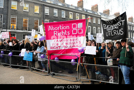 Londra, Regno Unito. 30/03/12. Come movimento per la vita e Anti-Abortion attivisti detenuti preghiere al di fuori della British Gravidanza Advisory Service in Bedford Square, questi Pro-Choice attivisti detenuti un contatore di dimostrazione. Foto Stock