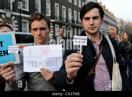 Londra, Regno Unito. 30/03/12. Come movimento per la vita e Anti-Abortion attivisti detenuti preghiere al di fuori della British Gravidanza Advisory Service in Bedford Square, questi Pro-Choice attivisti detenuti un contatore di dimostrazione. Foto Stock