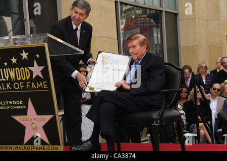 Marzo 29, 2012 - Hollywood, California, Stati Uniti - Ho15499CHW .Sumner Redstone onorato con la stella sulla Hollywood Walk of Fame.Hollywood, CA .03/30/2012.SUMNER REDSTONE E LERON GUBLER . 2012(Immagine di credito: Â© Clinton Wallace/Globe foto/ZUMAPRESS.com) Foto Stock