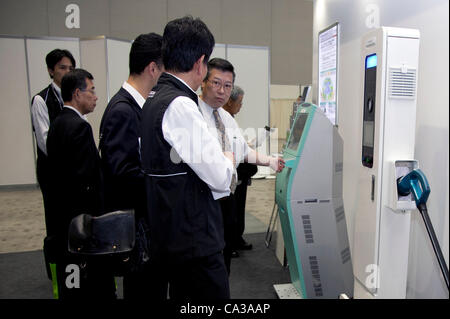 Maggio 131 2012, Tokyo, Giappone - visitatori per la Smart Grid mostra e Automotive prossima fiera industriale a guardare i nuovi veicoli e le tecnologie di fabbricazione. La Smart Grid mostra e successivo Automotive Industry Fair 2012 mostra la prossima generazione di veicoli e la fabbricazione di lavorare con e Foto Stock