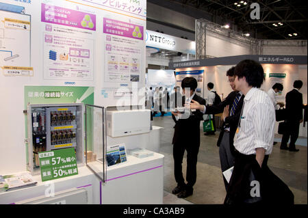 Maggio 131 2012, Tokyo, Giappone - visitatori per la Smart Grid mostra e Automotive prossima fiera industriale a guardare i nuovi veicoli e le tecnologie di fabbricazione. La Smart Grid mostra e successivo Automotive Industry Fair 2012 mostra la prossima generazione di veicoli e la fabbricazione di lavorare con e Foto Stock