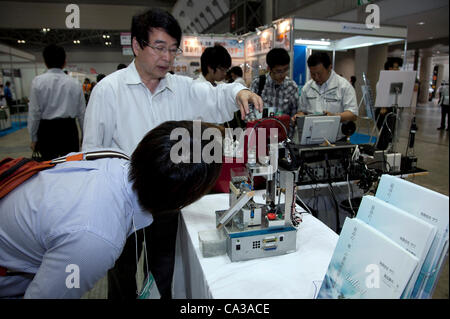 Maggio 131 2012, Tokyo, Giappone - visitatori per la Smart Grid mostra e Automotive prossima fiera industriale a guardare i nuovi veicoli e le tecnologie di fabbricazione. La Smart Grid mostra e successivo Automotive Industry Fair 2012 mostra la prossima generazione di veicoli e la fabbricazione di lavorare con e Foto Stock