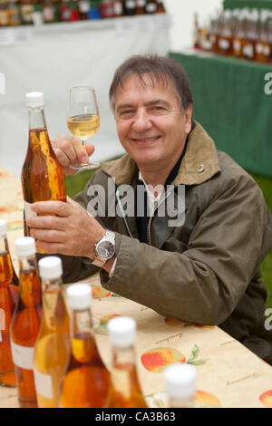 Giovedì 31 Maggio 2012. Somerset, Regno Unito. Raymond Blanc a giudicare il sidro di mele presso il Royal Bath & West Show a Shepton Mallet. Foto Stock