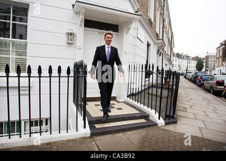 Indagine Leveson, Londra, Regno Unito. 31.05.2012 Foto mostra Jeremy Hunt, Segretario di Stato per la cultura, Olimpiadi, mezzi di comunicazione e lo Sport di lasciare la sua casa a Pimlico, prima di fornire elementi di prova all'inchiesta Leveson, Royal Courts of Justice, Londra, Regno Unito. Foto Stock