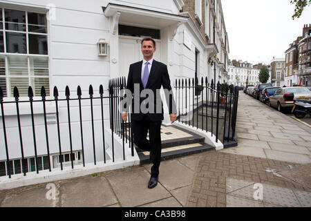 Indagine Leveson, Londra, Regno Unito. 31.05.2012 Foto mostra Jeremy Hunt, Segretario di Stato per la cultura, Olimpiadi, mezzi di comunicazione e lo Sport di lasciare la sua casa a Pimlico, prima di fornire elementi di prova all'inchiesta Leveson, Royal Courts of Justice, Londra, Regno Unito. Foto Stock