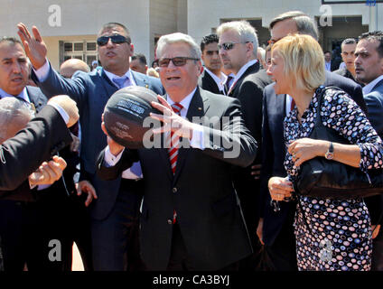 31 maggio 2012 - Nablus, West Bank, Territorio palestinese - Presidente federale tedesco Joachim Gauck, e il suo partner Daniela Schadt, prendere parte durante la cerimonia di apertura della scuola palestinese nel villaggio di Burin vicino al West Bank città di Nablus, 31 maggio 2012. Il capo dello stato tedesco è in visita di stato Foto Stock