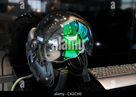 High-tech casco utilizzato dall'Eurofighter Typhoon piloti. Il casco, anche prodotta da EADS, sport integrato un head-up display che mostra dati di vitale importanza per il pilota all'interno della visiera. Plovdiv, Bulgaria, 31/05/2012 Foto Stock