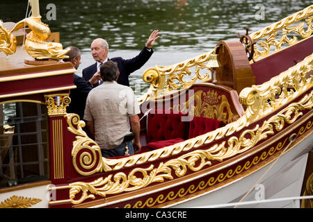 Signore Sterling di Plaistow (braccio sollevato) con Mark Edwards (boatbuilder, torna alla telecamera) Guardando oltre la Queen's Royal Barge " Vincenzo' a Richmond Upon Thames, Surrey. Regno Unito. il 31 maggio 2012. La chiatta ha preso parte in regina della celebrazione giubilare in giugno 3rd. Foto Stock