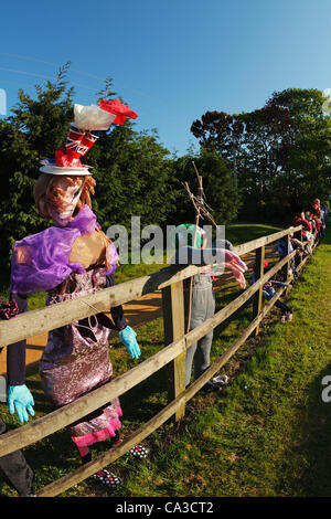 Diamante della regina a tema Giubilare Scarecrows linea il bordo della strada a Ufford Village vicino a Woodbridge, Suffolk, Inghilterra, Regno Unito il 25 maggio, 2012. Foto Stock