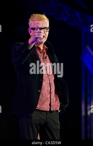 Il 31 maggio 2012. Il Telegraph Hay Festival. Chris Evans, in un evento con David Walliams, parlando al pubblico dal palco a Hay Festival. Hay-on-Wye, Powys, Wales, Regno Unito Foto Stock