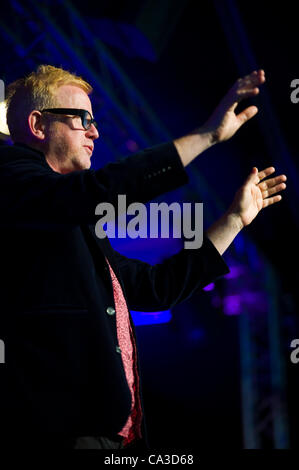 Il 31 maggio 2012. Il Telegraph Hay Festival. Chris Evans, in un evento con David Walliams, parlando al pubblico dal palco a Hay Festival. Hay-on-Wye, Powys, Wales, Regno Unito. Chris ha lasciato il festival prima per Londra dopo aver appreso la moglie era andato in lavoro. Foto Stock