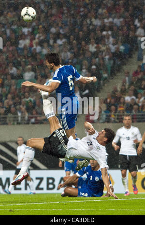 31.05.2012. Leipzig, Germania. La Germania Mario Gomez e di Israele Rami Gershon (top) sfida per la sfera durante l'amichevole internazionale partita di calcio Germania vs Israele alla Red Bull Arena di Lipsia, in Germania, il 31 maggio 2012. Foto Stock