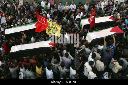 31 maggio 2012 - Nablus, West Bank, Territorio palestinese - palestinesi portano una bandiera-drapped bara in Cisgiordania città di Nablus, 31 maggio 2012, con i resti di alcuni dei 90 militanti palestinesi Israele consegnato all'Autorità Palestinese, precisando che spera che il "gesto" sarebbe di hel Foto Stock