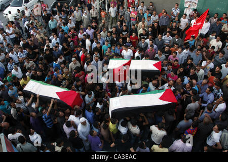 31 maggio 2012 - Nablus, West Bank, Territorio palestinese - palestinesi portano una bandiera-drapped bara in Cisgiordania città di Nablus, 31 maggio 2012, con i resti di alcuni dei 90 militanti palestinesi Israele consegnato all'Autorità Palestinese, precisando che spera che il "gesto" sarebbe di hel Foto Stock