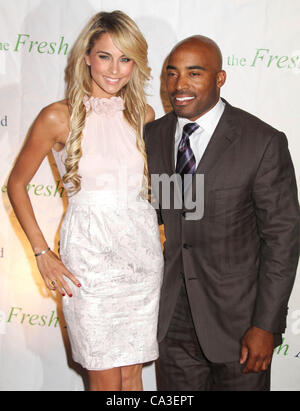 Il 31 maggio 2012. New York, Stati Uniti d'America. TRACI LYNN JOHNSON e TIKI BARBER frequentare l'aria fresca del fondo annuale di Gala a molla 'Salute per gli eroi americani" tenutasi presso il Molo 60 Moli Chelsea. Foto Stock