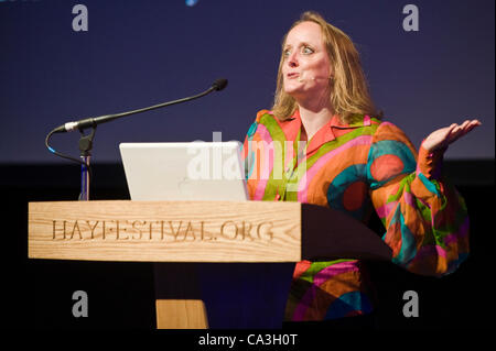 Lucinda Dickens Hawksley parlando la sua grande-trisnonno Charles Dickens presso il Telegraph Hay Festival, Hay-on-Wye, Powys, Wales, Regno Unito Foto Stock