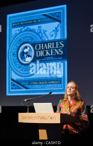 Lucinda Dickens Hawksley parlando la sua grande-trisnonno Charles Dickens presso il Telegraph Hay Festival, Hay-on-Wye, Powys, Wales, Regno Unito Foto Stock