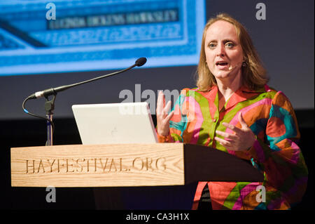 Lucinda Dickens Hawksley parlando la sua grande-trisnonno Charles Dickens presso il Telegraph Hay Festival, Hay-on-Wye, Powys, Wales, Regno Unito Foto Stock