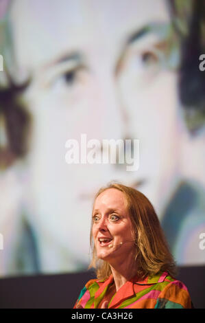 Lucinda Dickens Hawksley parlando la sua grande-trisnonno Charles Dickens presso il Telegraph Hay Festival, Hay-on-Wye, Powys, Wales, Regno Unito Foto Stock