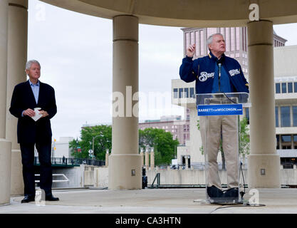 Giugno 01, 2012 - Milwaukee, WI, Stati Uniti d'America - il presidente Bill Clinton di monconi di Milwaukee Mayor Tom Barrett nel runup al richiamo gubernatorial elezioni del 5 giugno. Foto Stock