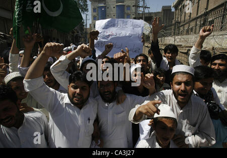 Gran numero di persone ha protestato su aggravato a carico spargimento ore nella città di Peshawar sotto il banner di Jamat-e-Islami venerdì. I manifestanti erano del parere che essi non vogliono vedere le bollette esagerate. La richiesta riduzione di carico-spargimento ore nella città di Peshawar giugno 1 Foto Stock