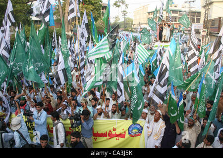 Un gran numero di attivisti politici di Jamat-ud-Dawa e Jamat-e-Islami, tenendo cartelli e striscioni, hanno protestato fuori Lahore Press Club del venerdì. I contestatori ha chiesto scuse DA STATI UNITI D'AMERICA su attacco di salala e sbattuto la decisione del governo di ripristinare l'offerta della NATO Foto Stock