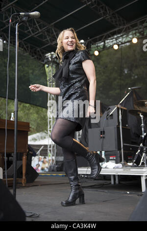 26 maggio 2012 - Aptos, CA, Stati Uniti d'America - cantante JOAN OSBORNE suona dal vivo al ventesimo annuale di Santa Cruz Blues Festival. (Credito Immagine: © Jerome Brunet/ZUMAPRESS.com) Foto Stock