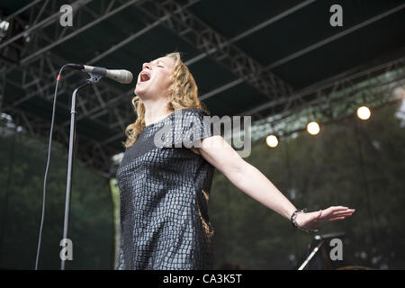 26 maggio 2012 - Aptos, CA, Stati Uniti d'America - cantante JOAN OSBORNE suona dal vivo al ventesimo annuale di Santa Cruz Blues Festival. (Credito Immagine: © Jerome Brunet/ZUMAPRESS.com) Foto Stock