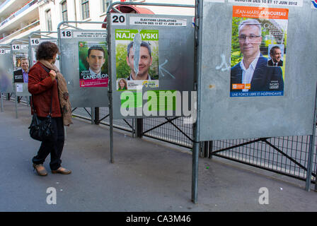 Parigi, Francia, elezioni parlamentari Campaign Posters on Wall on Street, diversi segnali di campagna, votare le elezioni in francia Foto Stock