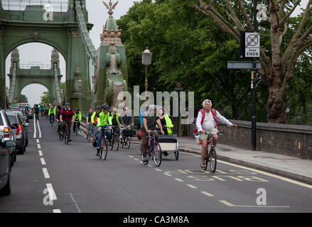 Londra, Regno Unito. 2 giugno 2012 membri di Hammersmith & Fulham, Wandsworth e Merton, campagna in bicicletta sul ciclo di Hammersmith Bridge, era un un go-slow protesta. Questo è stato il risultato di un recente incidente grave che coinvolge due veicoli e un ciclista sul ponte. Foto Stock