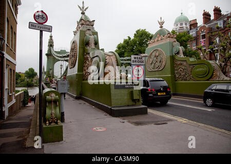 Londra, Regno Unito. 2 Giugno 2012 vi sono i segni sul sentiero di vietare i ciclisti da utilizzando il marciapiede. I membri di Hammersmith & Fulham, Wandsworth e Merton, ciclismo campagna raccogliere sulla Hammersmith Bridge, per tenere un go-slow protesta. Foto Stock