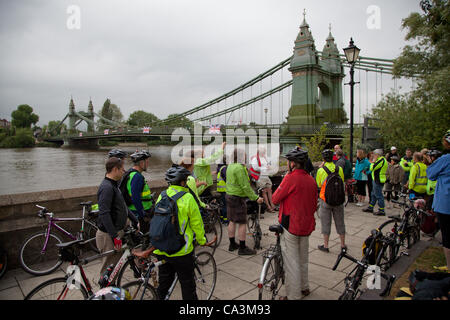 Londra, Regno Unito. 2 giugno 2012 membri di Hammersmith & Fulham, Wandsworth e Merton, ciclismo campagna raccogliere accanto a Hammersmith Bridge, per discutere i go-slow protesta. Questo è stato il risultato di un recente incidente grave che coinvolge due veicoli e un ciclista sul ponte. Foto Stock