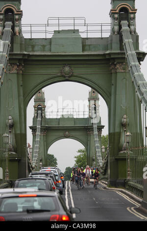 Londra, Regno Unito. 2 giugno 2012 membri di Hammersmith & Fulham, Wandsworth e Merton, ciclismo campagna raccogliere sulla Hammersmith Bridge, per tenere un go-slow protesta. Questo è stato il risultato di un recente incidente grave che coinvolge due veicoli e un ciclista sul ponte. Foto Stock