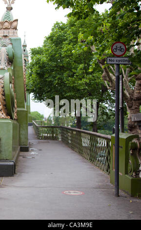 Londra, Regno Unito. 2 Giugno 2012 vi sono i segni sul sentiero di vietare i ciclisti da utilizzando il marciapiede. I membri di Hammersmith & Fulham, Wandsworth e Merton, ciclismo campagna raccogliere sulla Hammersmith Bridge, per tenere un go-slow protesta. Foto Stock