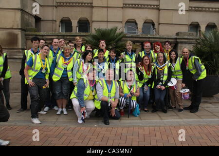 Steward desideroso di aiutare tutte le persone che desiderano partecipare a Birmingham Pride Parade in Birmingham, 2 giugno 2012 Foto Stock