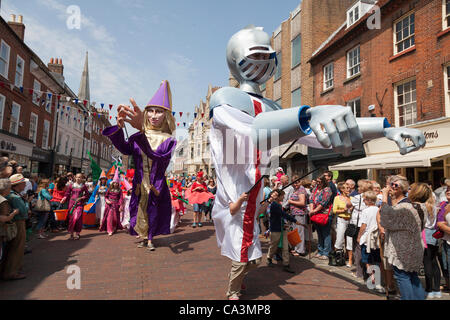 Chichester Regno Unito sabato 2 giugno 2012. Chichester giubileo processione attraverso il centro della città per celebrare la regina del Giubileo di Diamante Foto Stock