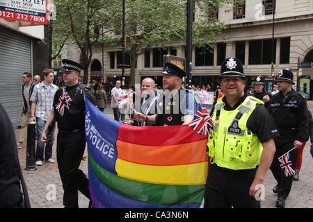 Funzionari di polizia da Warwickshire polizia prendendo parte a Birmingham orgoglio a Birmingham, Regno Unito, 2 giugno 2012 Foto Stock
