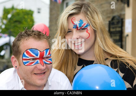 2 Giugno 2012: Imogen Kirkbride e Carl Watkinson, presso il diamante Jubliee street partito svoltasi nel villaggio di Hawes, North Yorkshire Dales Richmondshire, REGNO UNITO Foto Stock