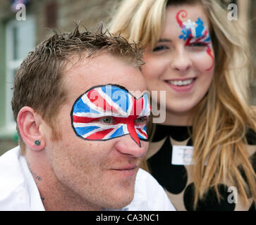 2 Giugno 2012: Imogen Kirkbride e Carl Watkinson, presso il diamante della regina ee Jubilee Street partito svoltasi nel villaggio di Hawes, North Yorkshire Dales Richmondshire, REGNO UNITO Foto Stock